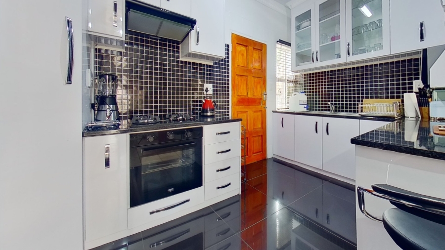 4 Bedroom Property for Sale in Heuwelsig Free State